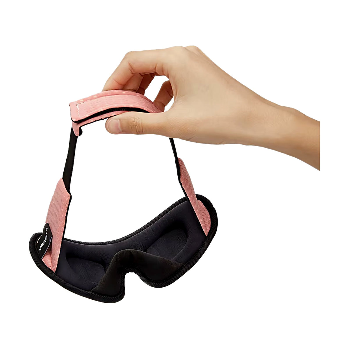 Masque de sommeil Noctis tenu à la main, souplesse du tissu